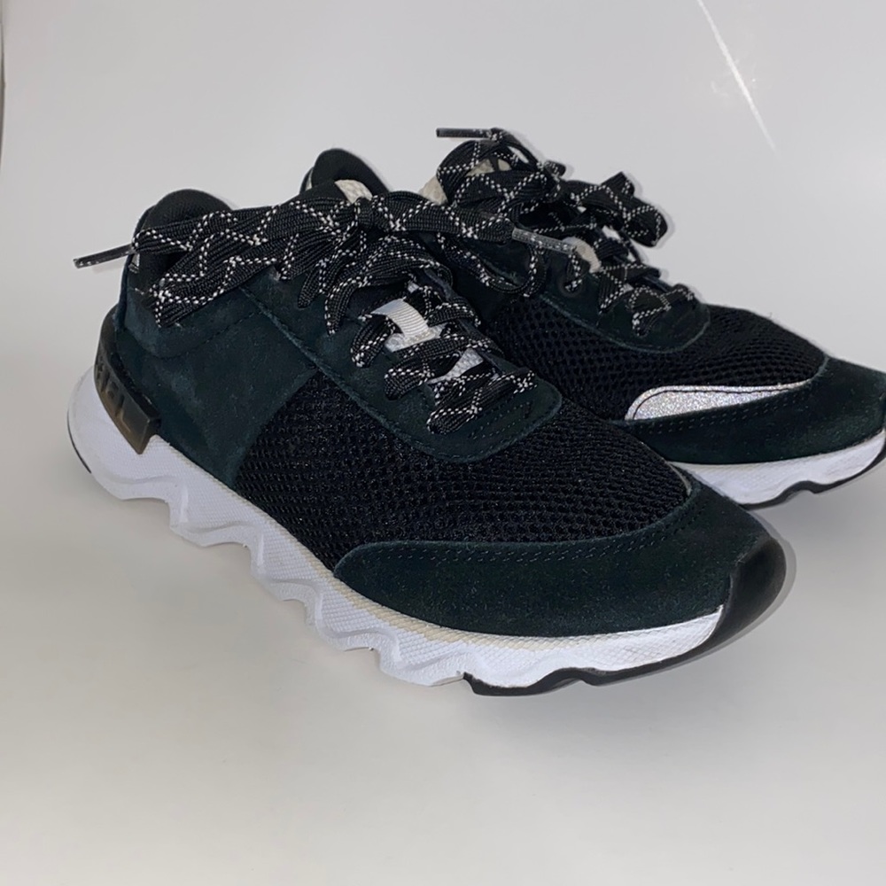 Sorel kinetic light sneakers. Black and white. Size 7.
